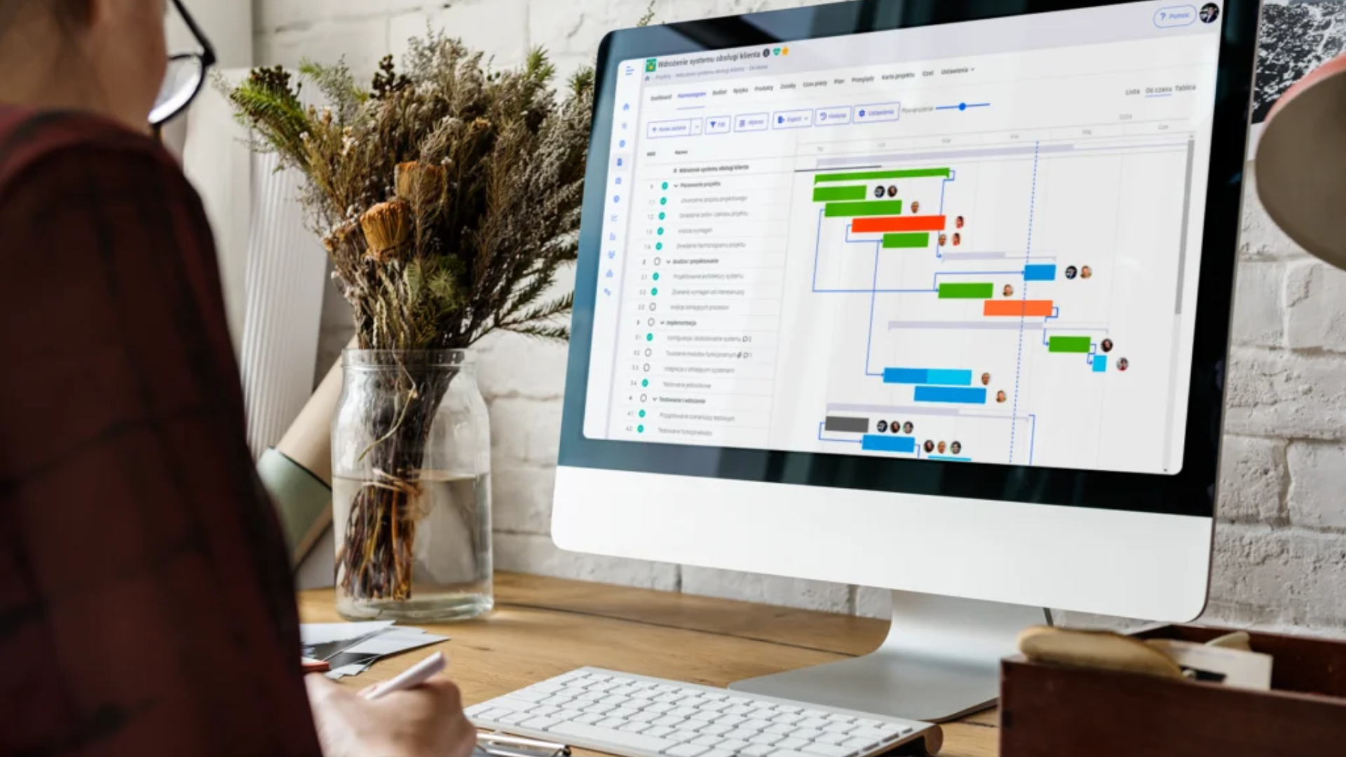 Project management Gantt chart and scheduling